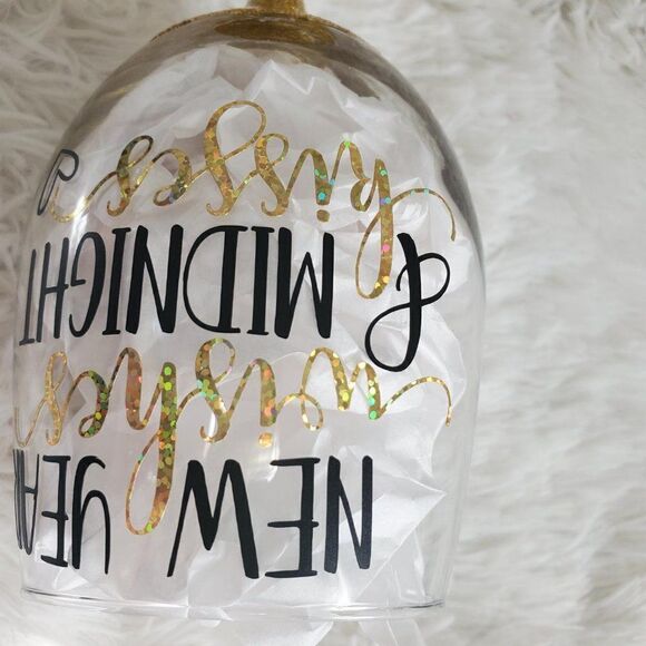 New Year's Wishes Midnight Kisses Gold Glittered Stemmed Wine Glass - Picture 8 of 10
